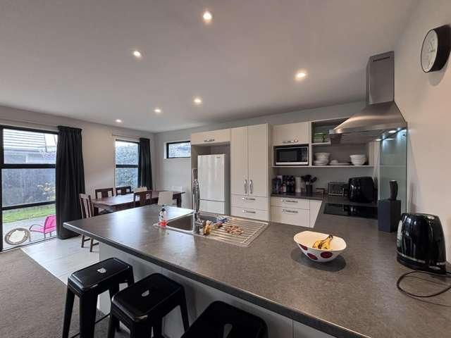 Townhouse for rent in Chaslands, Canterbury