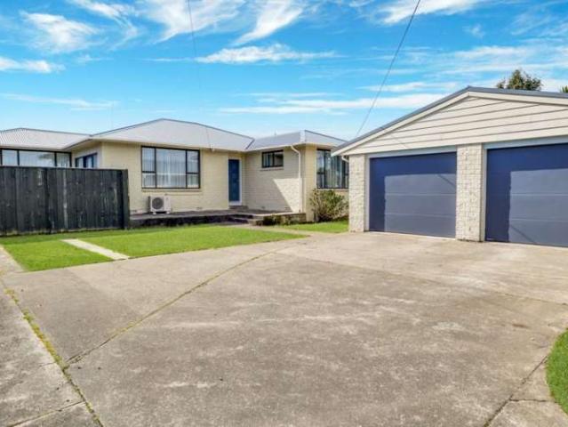 Property for sale in Chaslands, Canterbury
