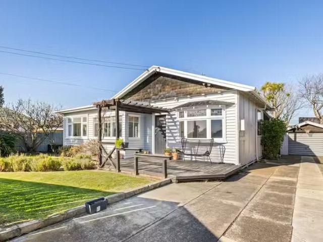 House for sale in Chaslands, Canterbury