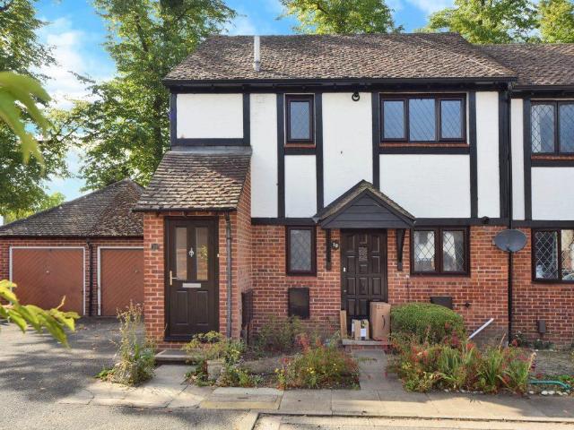 Apartment for rent in Blackhills, Surrey