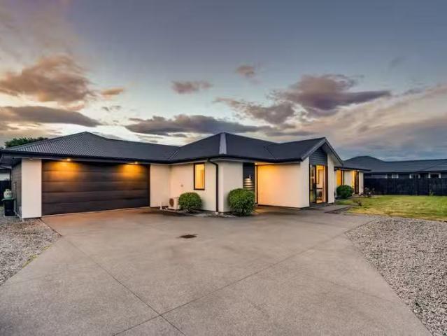 House for sale in Chaslands, Canterbury