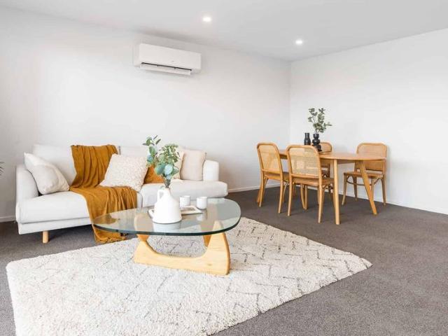Townhouse for rent in Chaslands, Canterbury