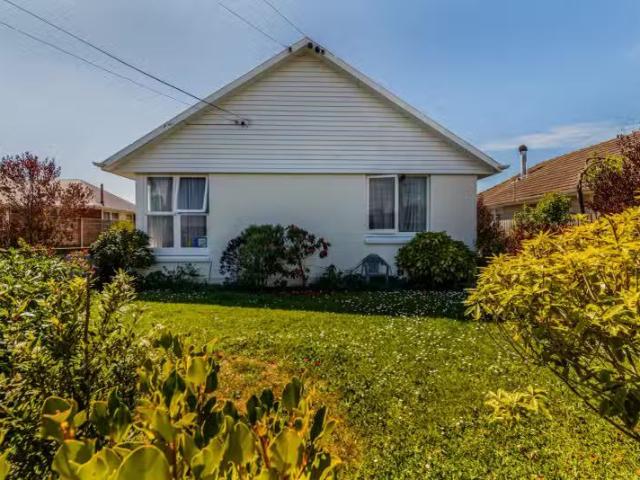 House for sale in Chaslands, Canterbury