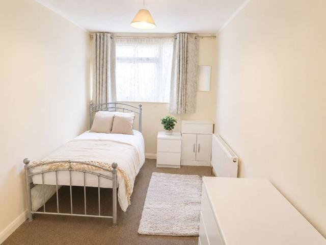 Room for rent in Grovehill, Pouchen End