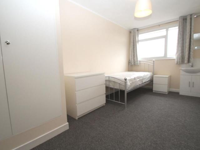 Room for rent in Grovehill, Pouchen End