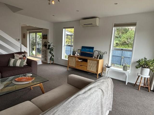 Townhouse for rent in Chaslands, Canterbury