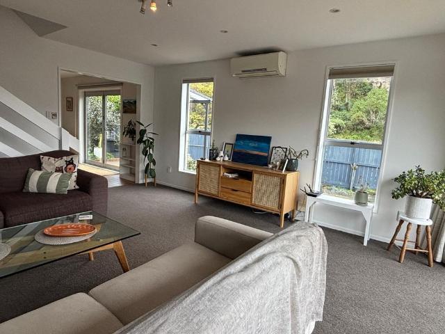 Townhouse for rent in Chaslands, Canterbury
