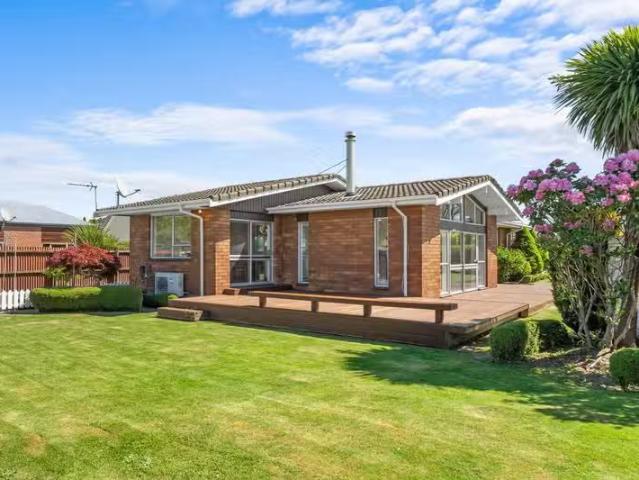 House for sale in Chaslands, Canterbury