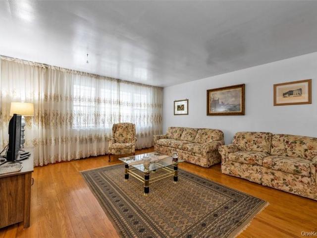 House for sale in The Bronx, Arverne