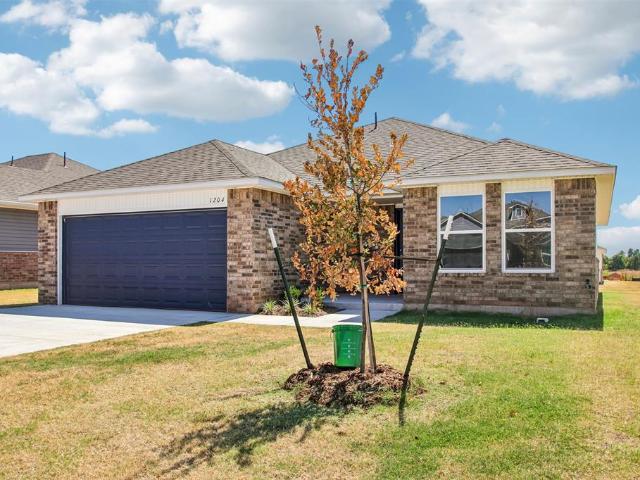House for sale in Mustang, Canadian County