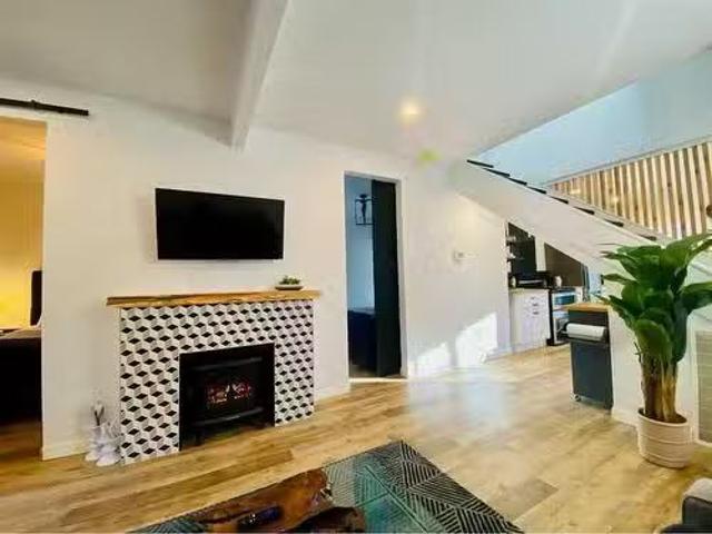 House for sale in London Road, Lethbridge
