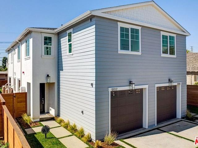 Townhouse for sale in Canoga Park, California