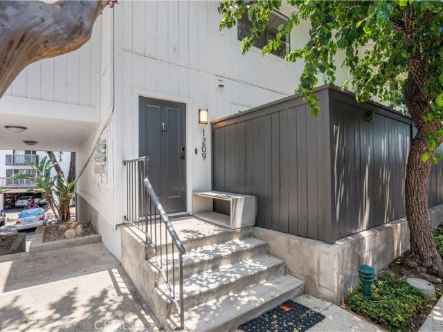 Townhouse for sale in Costa Mesa
