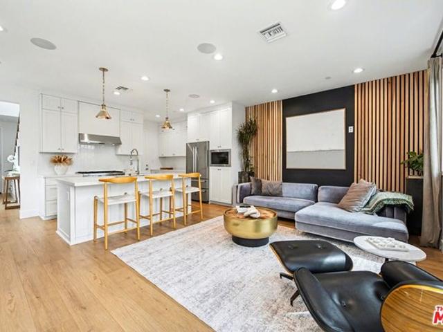 Townhouse for sale in Canoga Park, California