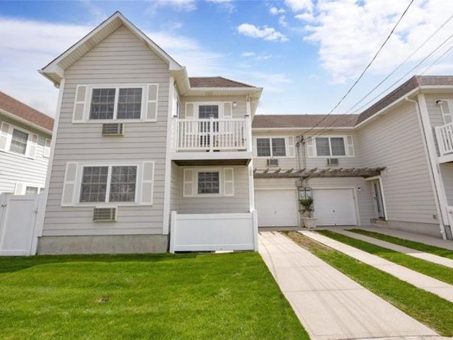 Townhouse for sale in Queens, Arverne