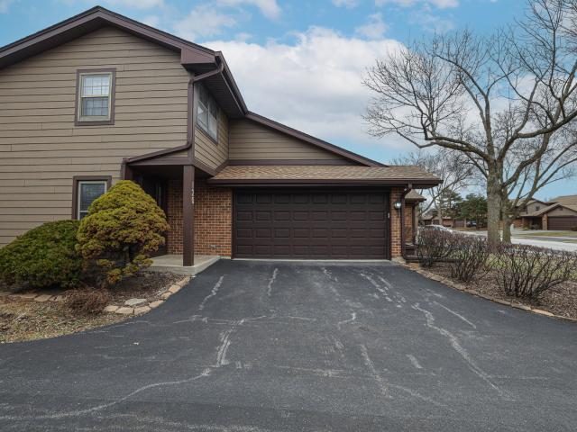 Townhouse for sale in Westmont, Illinois