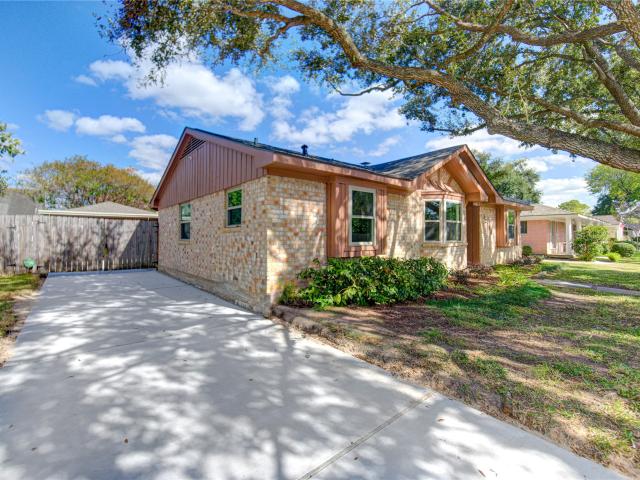 House for sale in Meadows Place, Texas
