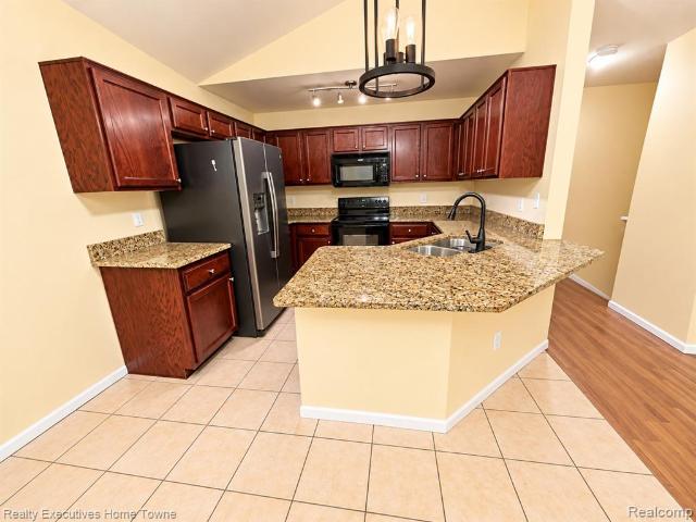 Condo for sale in Hiddenborough Condominium, Utica