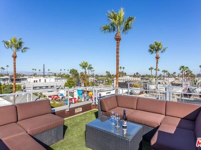 Townhouse for sale in Canoga Park, California