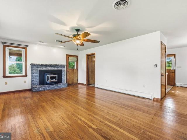 House for sale in Stull, New Midway