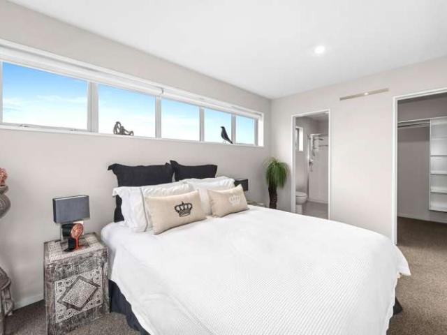 Townhouse for sale in Chaslands, Canterbury