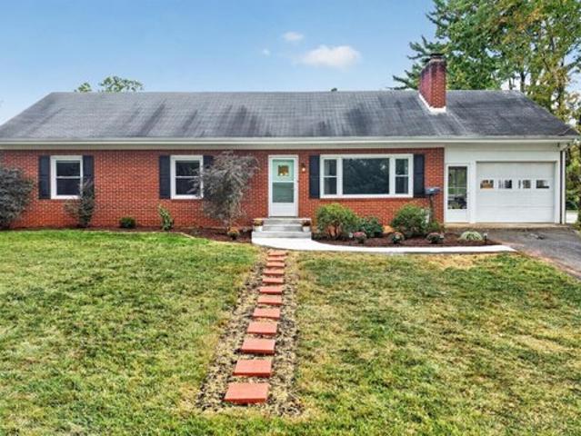 House for sale in North Hills, Bedford