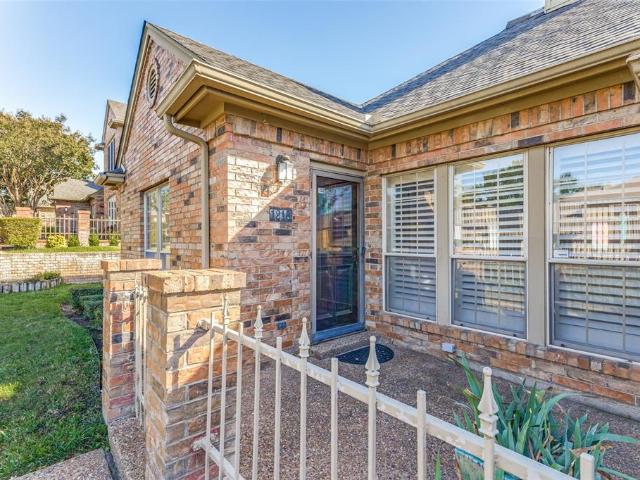 Townhouse for sale in Hurst, Texas