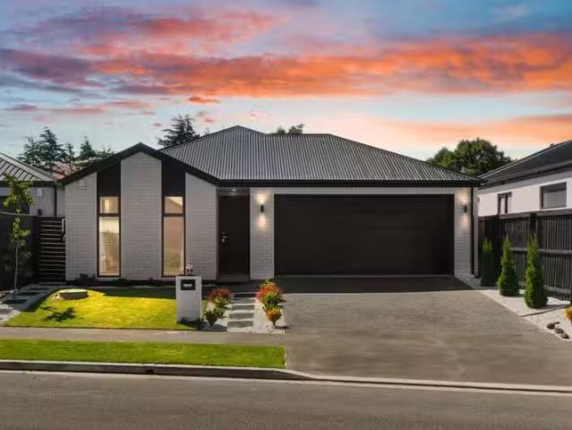 House for sale in Chaslands, Canterbury