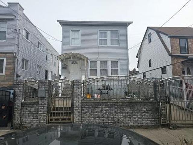 House for sale in Queens, Arverne