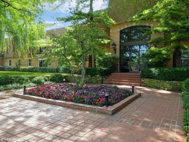 Condo for sale in Highland Park, Lake County