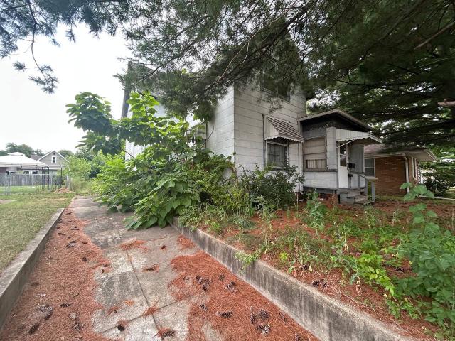 House for sale in Pekin, Illinois