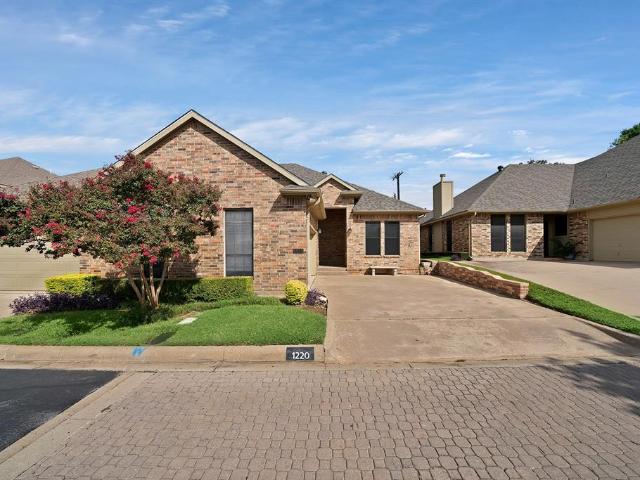 Townhouse for sale in Hurst, Texas