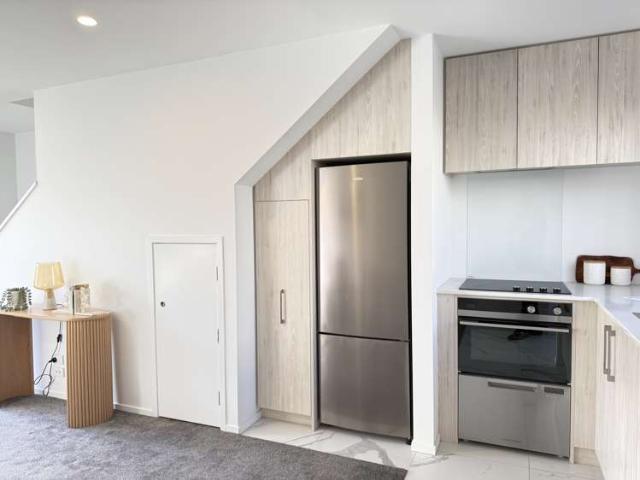 Townhouse for sale in Chaslands, Canterbury