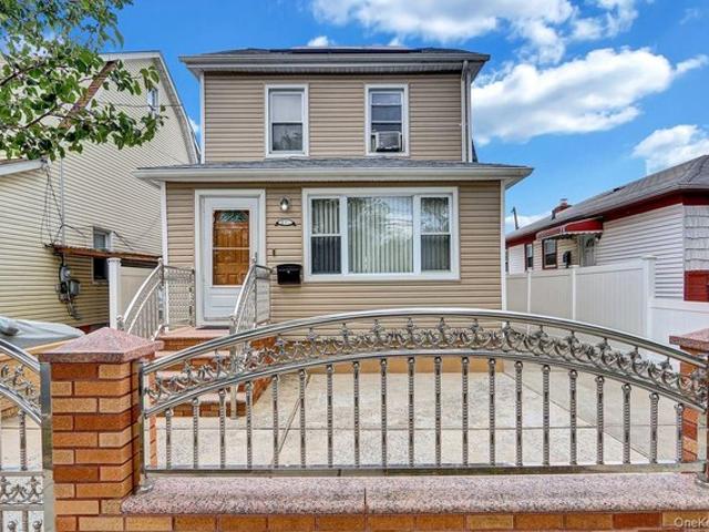 House for sale in Queens, Arverne