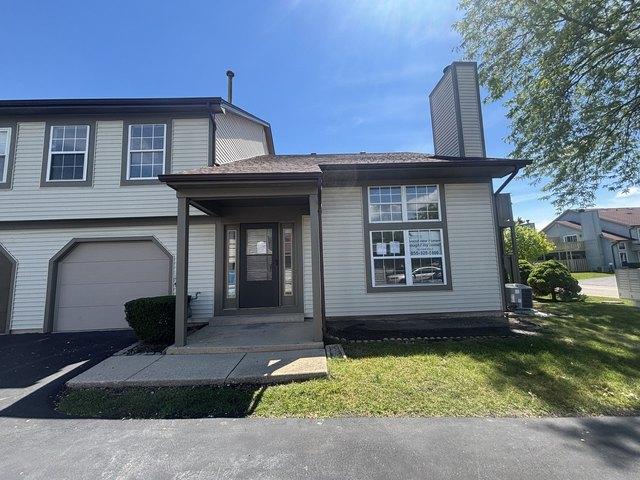 Townhouse for sale in Streamwood, Illinois