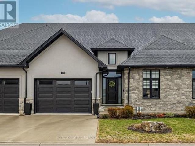 Townhouse for sale in Denfield, Ontario