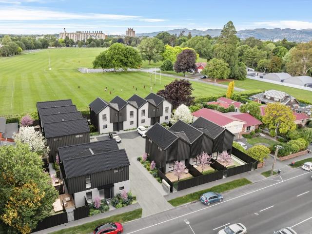 Townhouse for rent in Chaslands, Canterbury