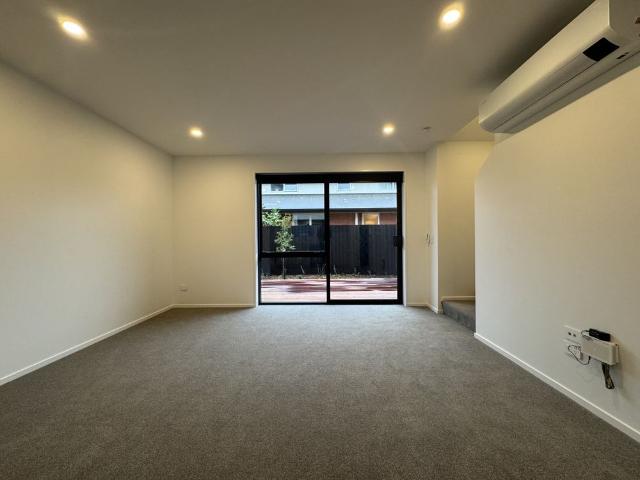 Townhouse for rent in Chaslands, Canterbury