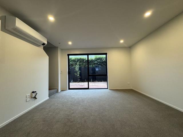 Townhouse for rent in Chaslands, Canterbury