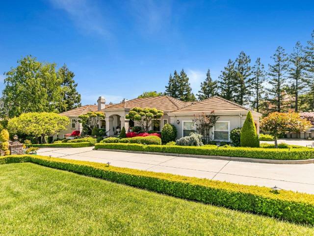 House for sale in Saratoga