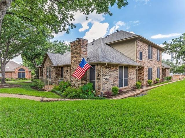 Townhouse for sale in Hurst, Texas