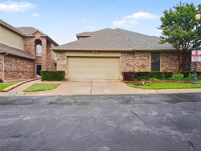Townhouse for sale in Hurst, Texas