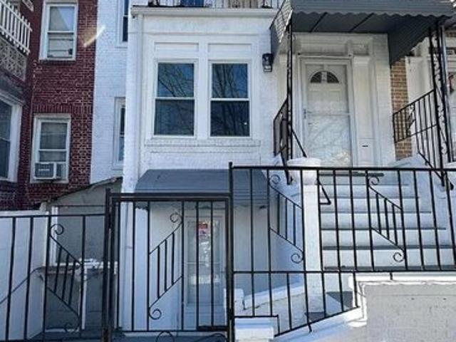 House for sale in The Bronx, Arverne