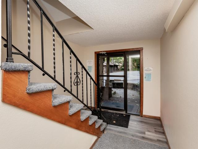 Condo for sale in Windsor Woods, Windsor Heights