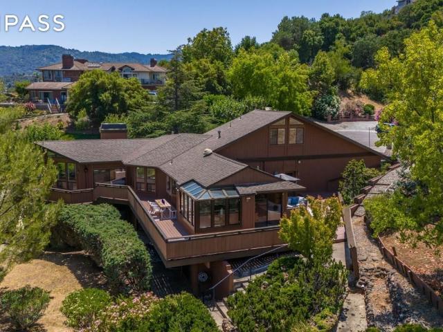 House for sale in Saratoga
