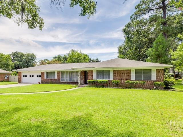 House for sale in Garden City