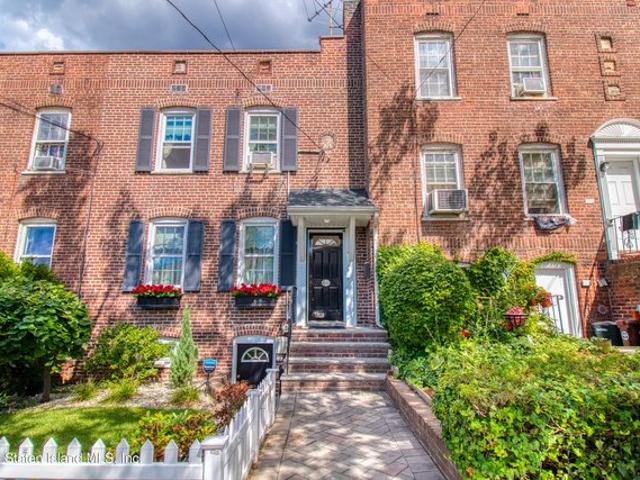 Townhouse for sale in Arverne, New York