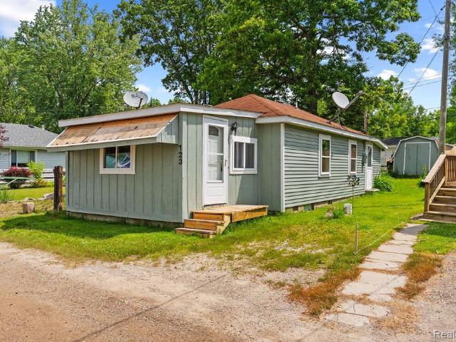 House for sale in Columbiaville