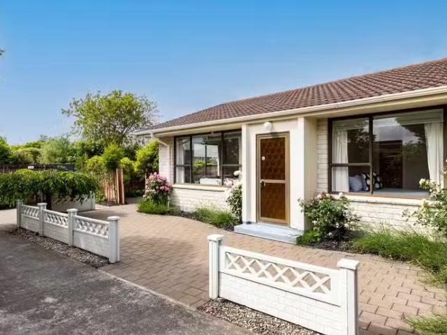 House for sale in Chaslands, Canterbury