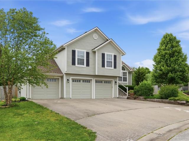 House for sale in Peculiar, Missouri